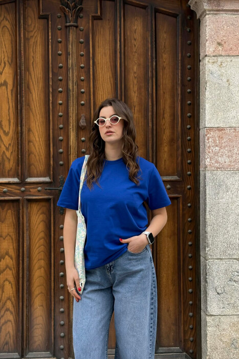 T-SHIRT NJE NGJYRESH PER FEMRA NE NGJYRE BLU+ 6 PALE ÇORAPE DHURATE 