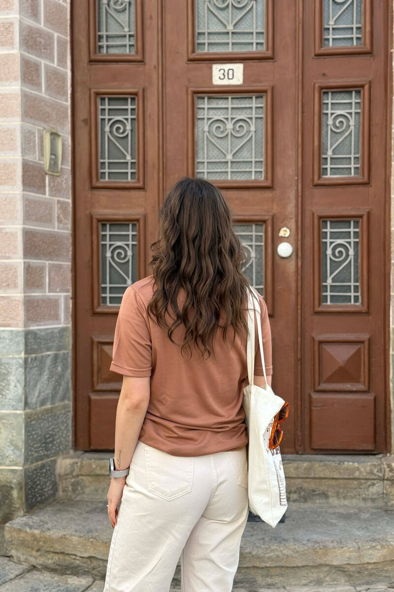 ONE COLOR SIMPLE ROUND NECK WOMEN T-SHIRT + 6 PAIR SOCKS LIGHT BROWN/KAZB - 4