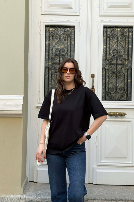 T-SHIRT NJE NGJYRESH PER FEMRA NE NGJYRE TE ZEZE+6 PALE ÇORAPE DHURATE 