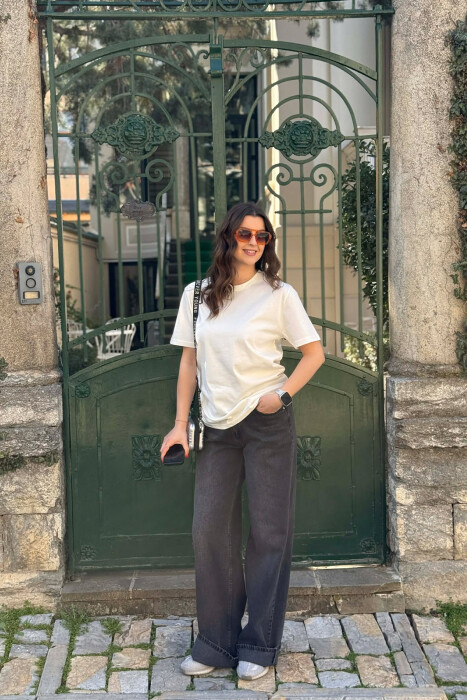 T-SHIRT I THJESHTE PER FEMRA NE NGJYRE KREM + 6 PALE ÇORAPE DHURATE 