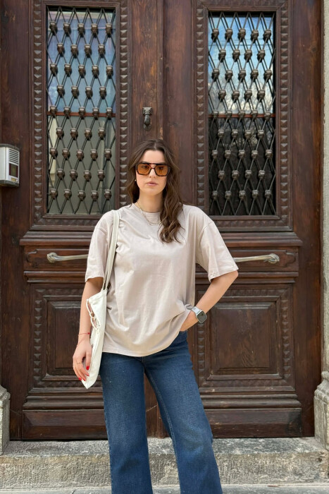 T-SHIRT NJE NGJYRESH PER FEMRA NE NGJYRE BEZHE TE ZBARDHUR+6 PALE ÇORAPE DHURATE 