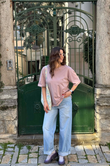 T-SHIRT NJE NGJYRESH PER FEMRA NE NGJYRE LEJLA TE ZBARDHUR+6 PALE ÇORAPE DHURATE 