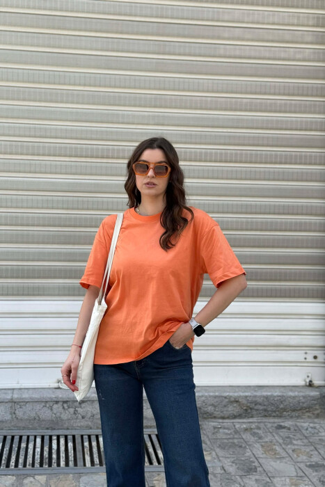 T-SHIRT NJE NGJYRESH PER FEMRA NE NGJYRE SALMON+ 6 PALE ÇORAPE DHURATE 