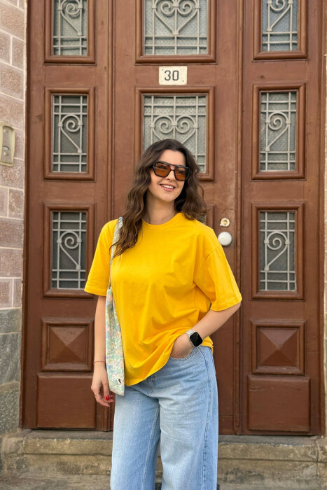 T-SHIRT NJE NGJYRESH PER FEMRA NE NGJYRE TE VERDHE+6 PALE ÇORAPE DHURATE 