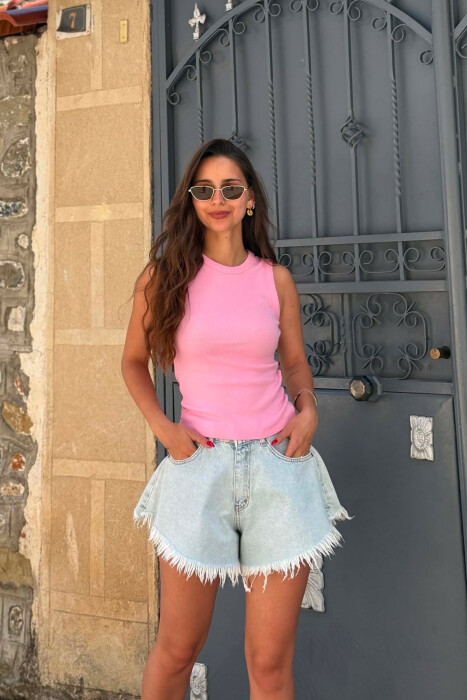 KANATIERE NJE NGJYRESHE E THJESHTE PER FEMRA NE NGJYRE ROZE 