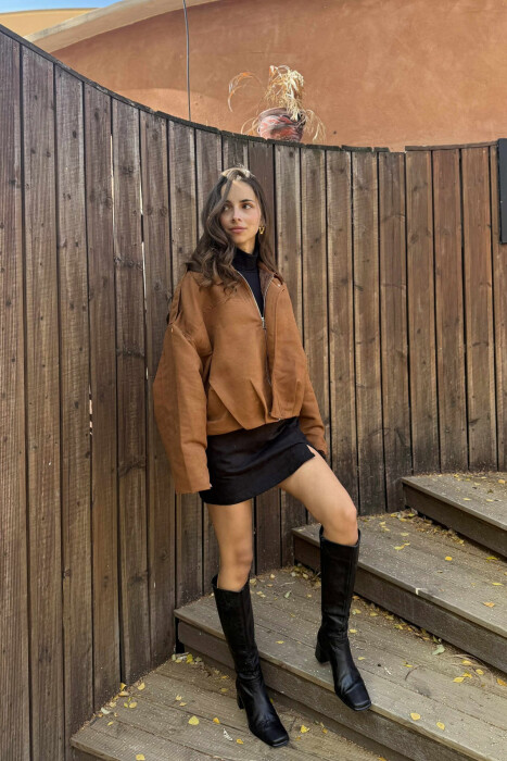 XHAKETË E THJESHTË NJË NGJYRËSHE PËR FEMRA NË NGJYRË KAFE 