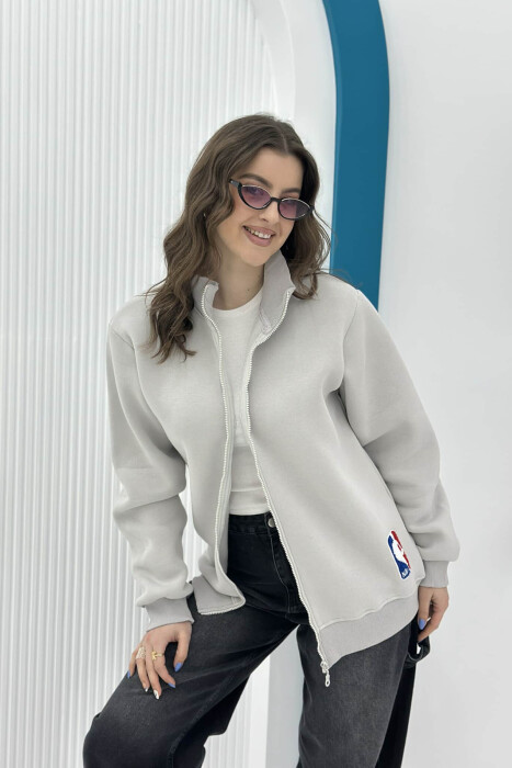 XHAKETË ME PUSH PËR FEMRA NË NGJYRËN GRI E ZBARDHUR 