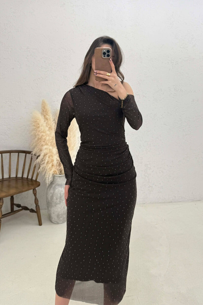 ONE COLOR STONE DETAILS ONE SHOULDER OFF WOMAN DRESS DARK BROWN/KAE - 2
