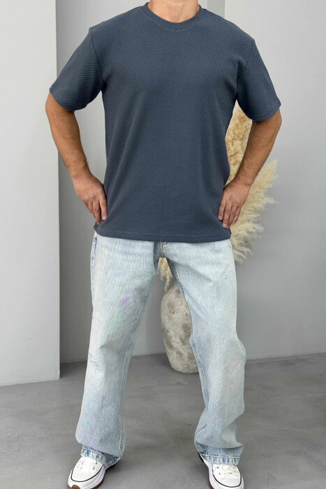 T-SHIRT NJË NGJYRËSH ME TEKSTURË PËR MESHKUJ NË NGJYRËN GRI E ERRËT 