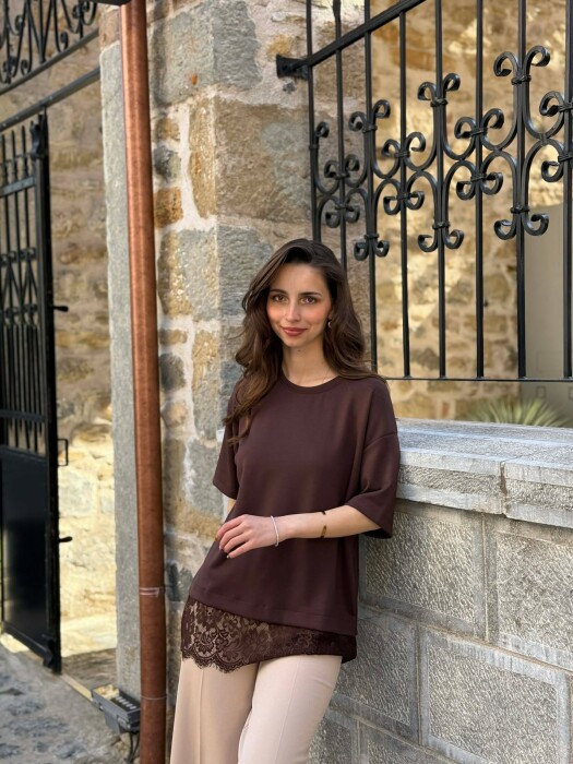 T-SHIRT NJE NGJYRESH ME DETAJ DANTELLE PER FEMRA NE NGJYRE KAFE - 