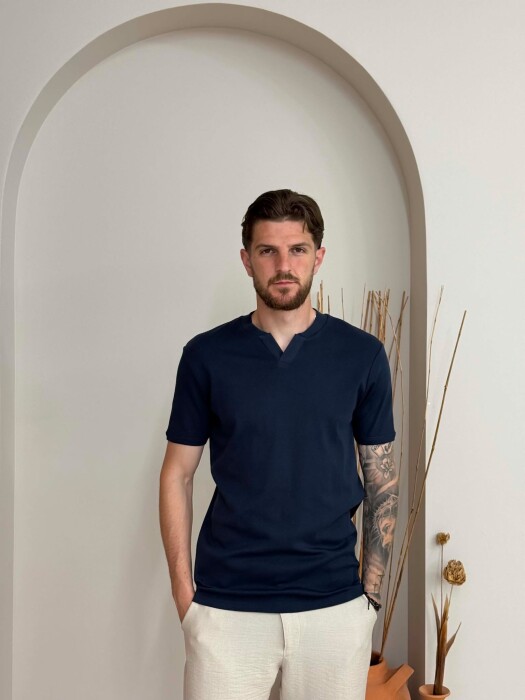 T-SHIRT ME JAKE V PER MESHKUJ NE NGJYRE BLU - KLAUDIO FASHION