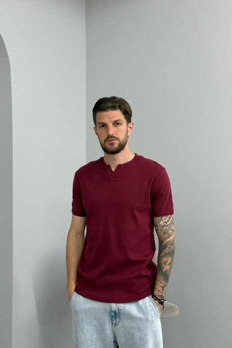 T-SHIRT ME JAKE V PER MESHKUJ NE NGJYRE VISHNJE - KLAUDIO FASHION