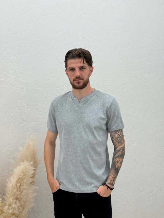 T-SHIRT ME JAKE V PER MESHKUJ NE NGJYRE GRI TE ZBARDHUR - KLAUDIO FASHION