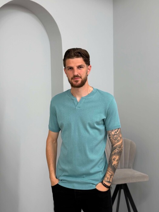 T-SHIRT ME JAKE V PER MESHKUJ NE NGJYRE BLU TE ZBARDHUR - KLAUDIO FASHION