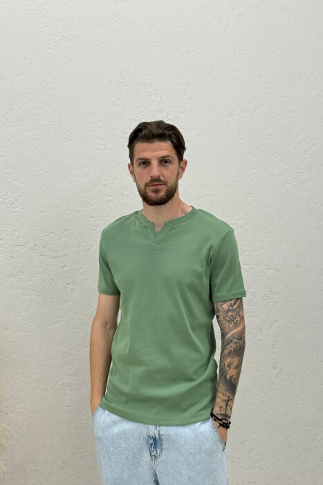 T-SHIRT ME JAKE V PER MESHKUJ NE NGJYRE MENTE - KLAUDIO FASHION