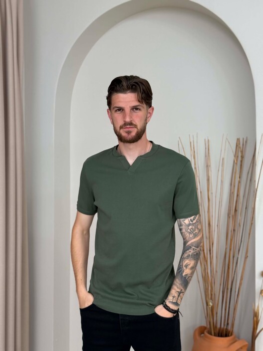 T-SHIRT ME JAKE V PER MESHKUJ NE NGJYRE ULLIRI - KLAUDIO FASHION