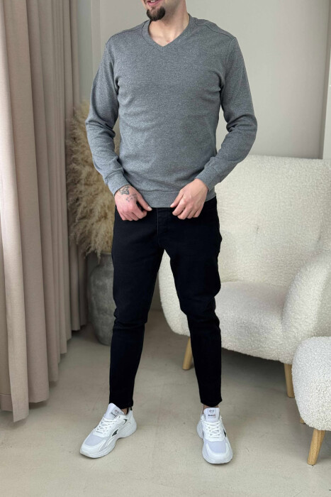 BLUZË E THJESHTË NJË NGJYRËSHE ME JAKE V PËR MESHKUJ NË NGJYRËN GRI - KLAUDIO FASHION