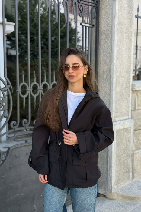 XHAKETE NJE NGJYRESHE ME KAPUÇ DHE ZINXHIR PER FEMRA NE NGJYRE TE ZEZE - KLAUDIO FASHION