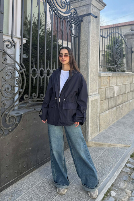 XHAKETE NJE NGJYRESHE ME KAPUÇ DHE ZINXHIR PER FEMRA NE NGJYRE BLU - KLAUDIO FASHION