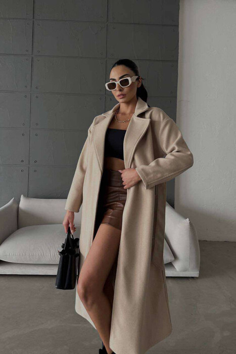 PALLTO E GJATË NJË NGJYRËSHE PËR FEMRA NË NGJYRËN BEZHË - 2