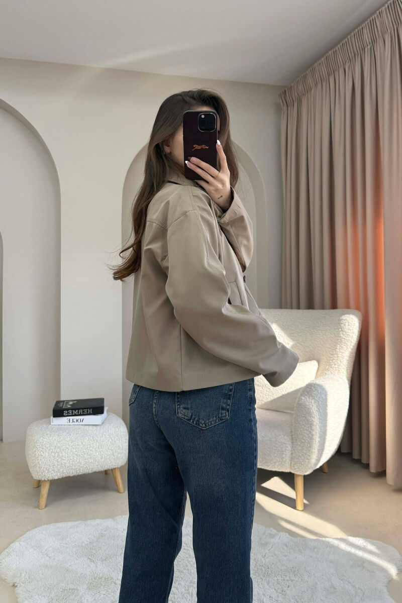 PALLTO E SHKURTER NJE NGJYRESHE ME BUTONA PER FEMRA NE NGJYRE BEZHE - 4