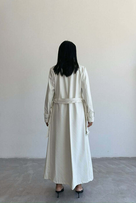 PALLTO LEKURE E GJATE NJE NGJYRESHE PER FEMRA NE NGJYRE TE BARDHE - 4