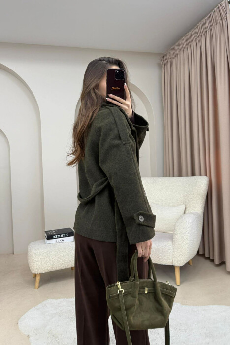 PALLTO NJE NGJYRESHE ME BUTONA DHE ME DETAJIN E RRIPIT PER FEMRA NE NGJYRE JESHILE TE ERRET - 4