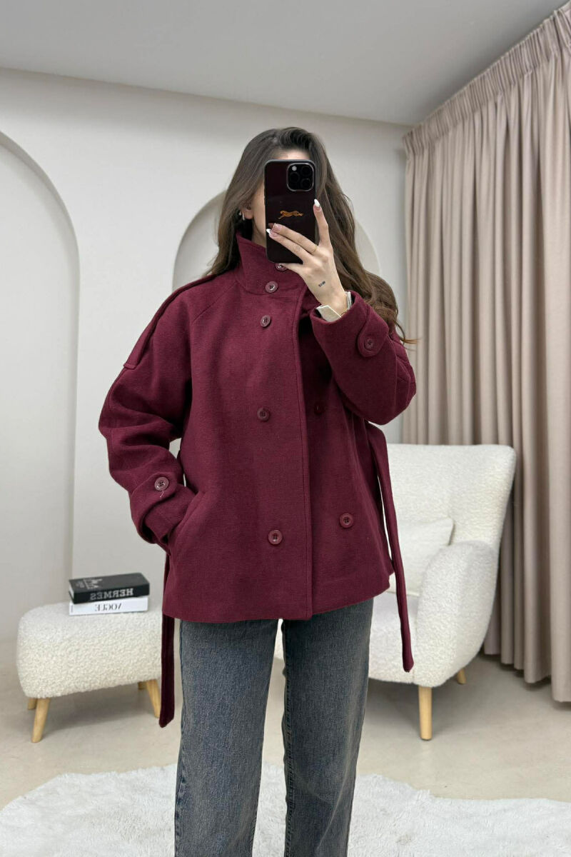 PALLTO NJE NGJYRESHE ME BUTONA DHE ME DETAJIN E RRIPIT PER FEMRA NE NGJYRE VISHNJE - 2