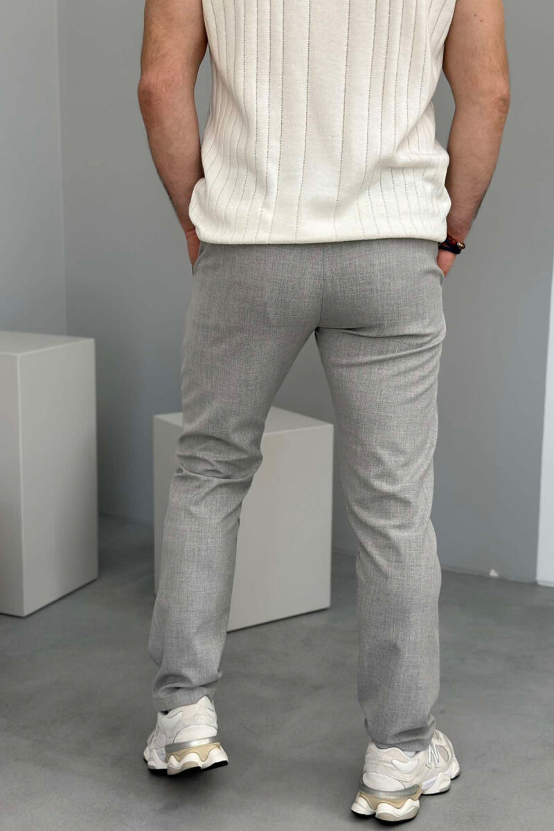 PANTALLONA NJË NGJYRËSHE ME DETAJIN E LIDHSES PËR MESHKUJ NË NGJYRËN GRI E ZBARDHUR - 4