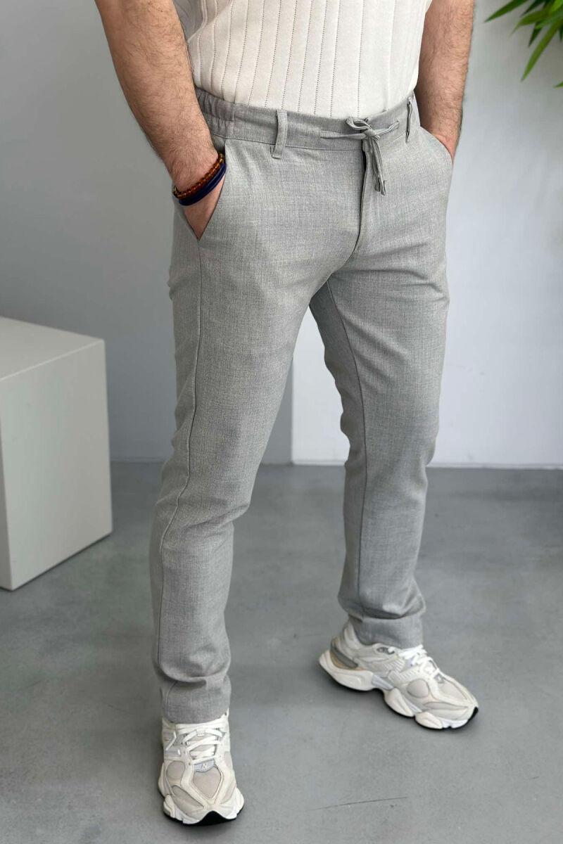 PANTALLONA NJË NGJYRËSHE ME DETAJIN E LIDHSES PËR MESHKUJ NË NGJYRËN GRI E ZBARDHUR - 2