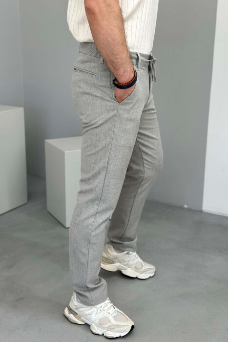 PANTALLONA NJË NGJYRËSHE ME DETAJIN E LIDHSES PËR MESHKUJ NË NGJYRËN GRI E ZBARDHUR - 3