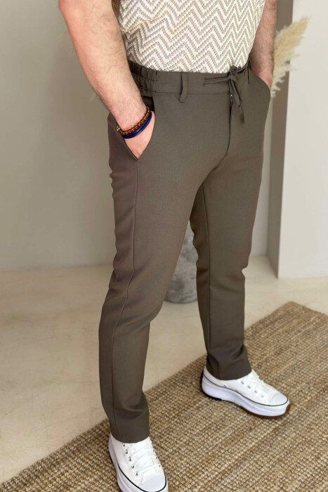 PANTALLONA NJË NGJYRËSHE ME DETAJIN E LIDHSES PËR MESHKUJ NË NGJYRËN KAFE - 2