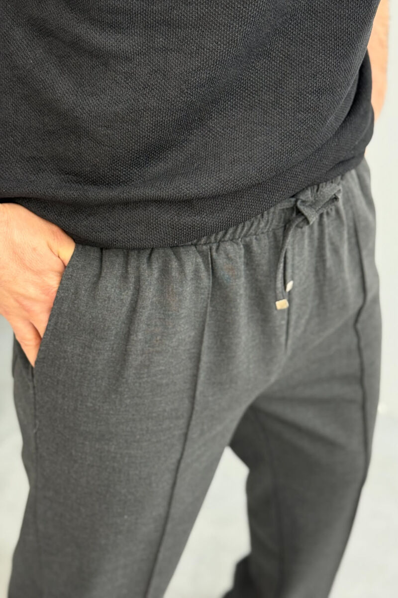 PANTALLONA TË GJERA ME BEL ELASTIK PËR MESHKUJ NË NGJYRËN GRI E ERRËT - 3