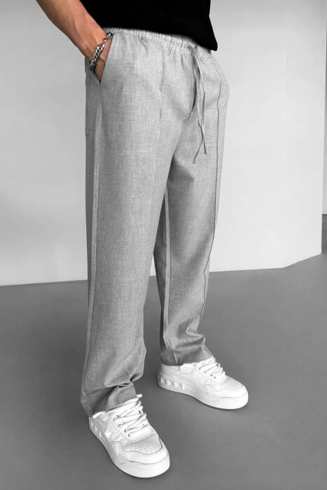 PANTALLONA TË GJERA ME BEL ELASTIK PËR MESHKUJ NË NGJYRËN GRI E ZBARDHUR - 2