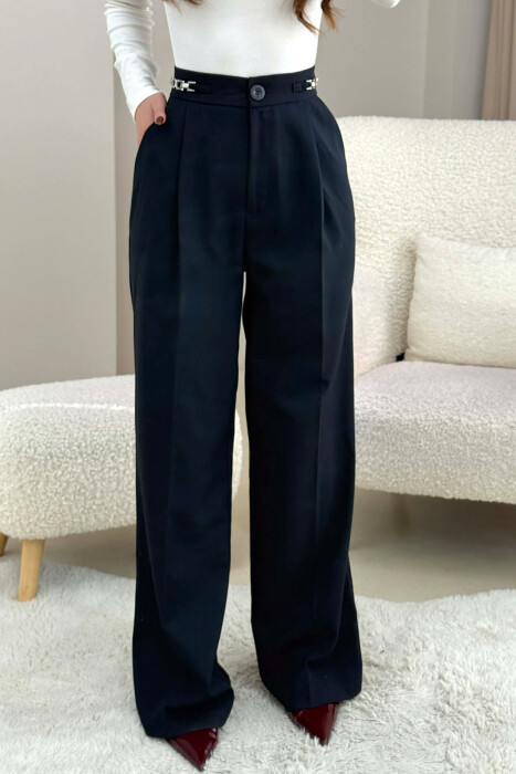 PANTALLONA TE GJERA NJE NGJYRESHE ME DETAJE ZINXHIRI PER FEMRA NE NGJYRE BLU TE ERRET - 3