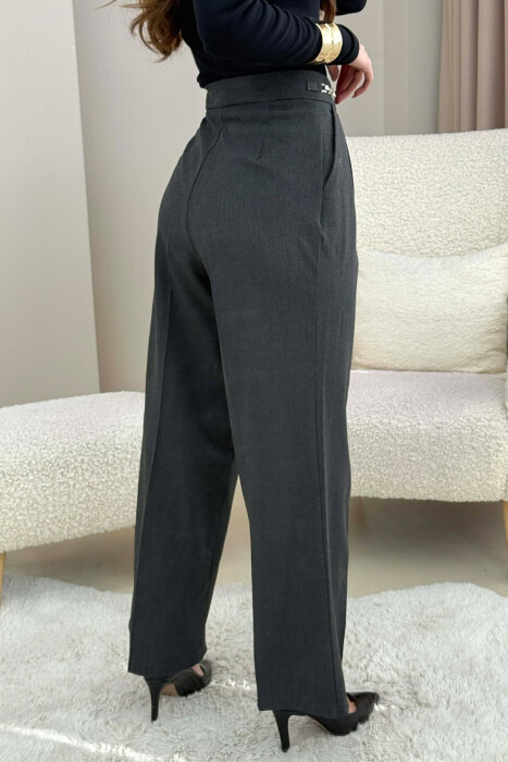 PANTALLONA TE GJERA NJE NGJYRESHE ME DETAJE ZINXHIRI PER FEMRA NE NGJYRE GRI TE ERRET - 4