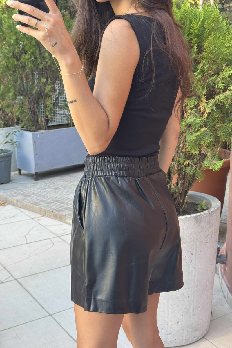 PANTALLONA TË SHKURTRA NJË NGJYRËSHE ELASTIKE NË BELI PËR FEMRA NË NGJYRËN E ZEZË - 15