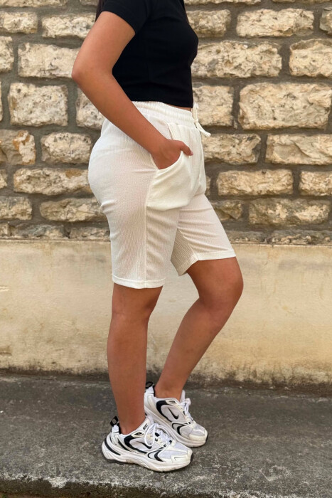 PANTALLONA TE SHKURTRA NJE NGJYRESHE TE THJESHTA PER FEMRA NE NGJYRE TE BARDHE - 3