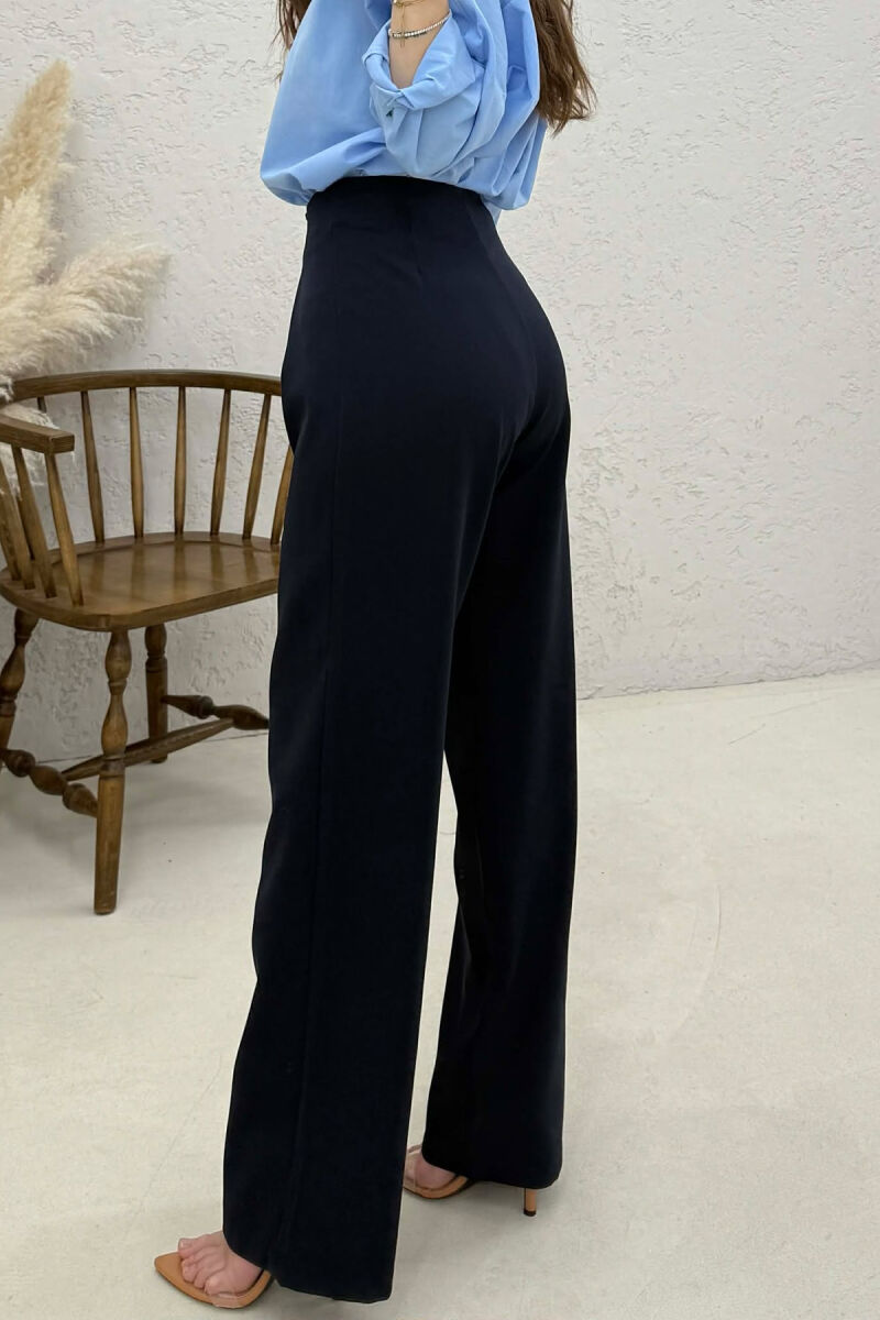 PANTALLONA TE THJESHTA NJE NGJYRESHE PER FEMRA NE NGJYRE BLU - 2