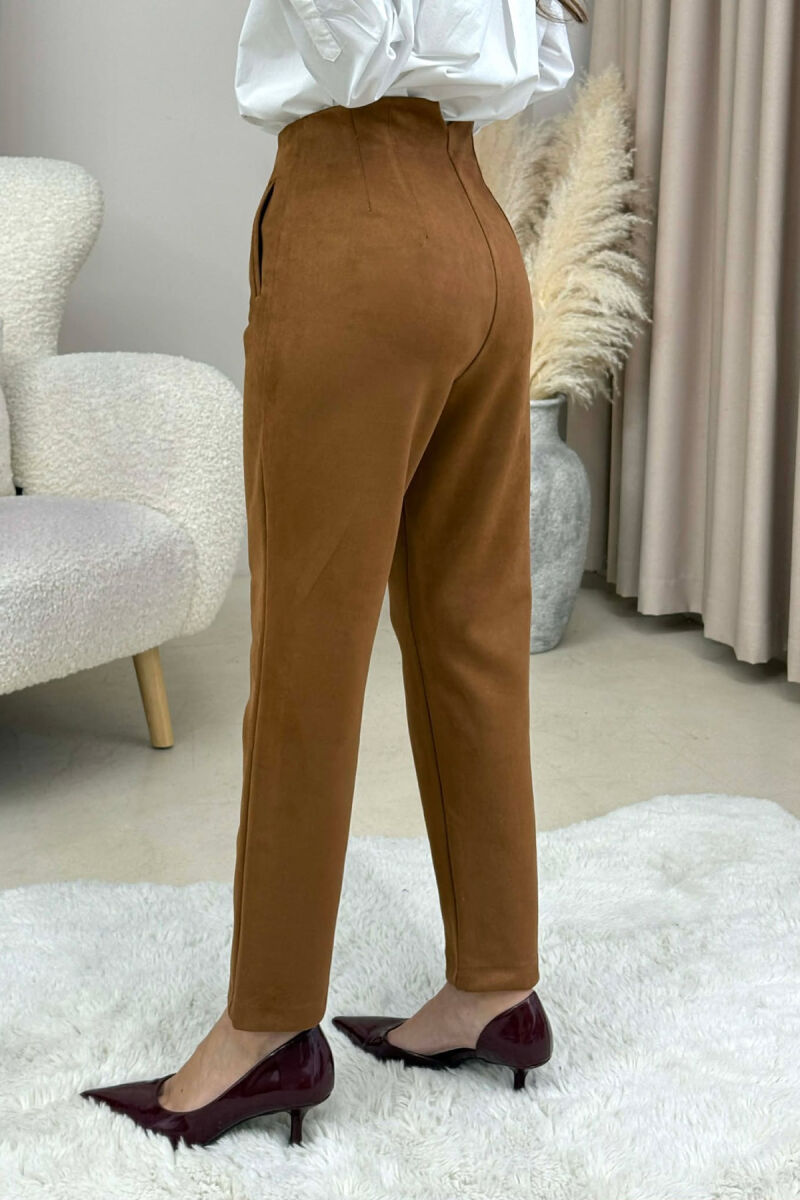 PANTALLONA TE THJESHTA NJE NGJYRESHE PER FEMRA NE NGJYRE KAFE - 3