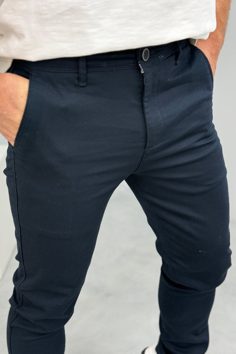 PANTALLONA NJË NGJYRËSHE TË THJESHTA PËR MESHKUJ NË NGJYRËN BLU E ERRËT - 3