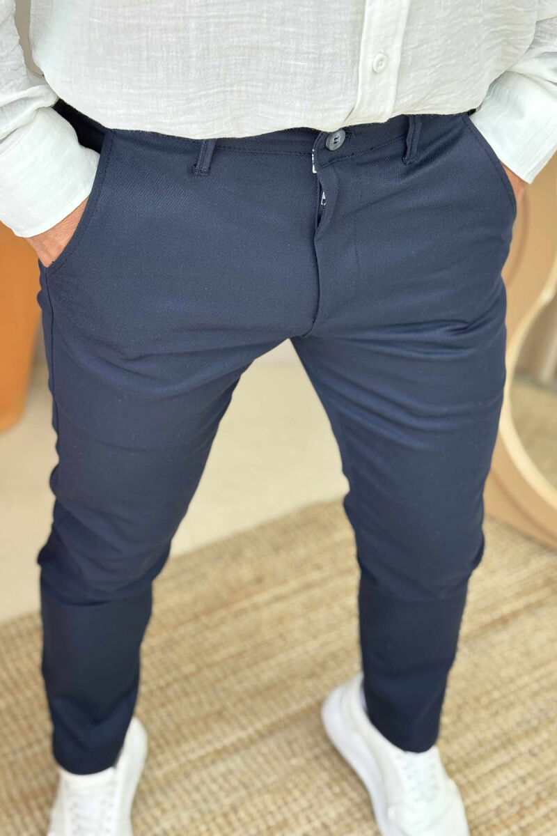 PANTALLONA NJË NGJYRËSHE TË THJESHTA PËR MESHKUJ NË NGJYRËN BLU E ERRËT - 4