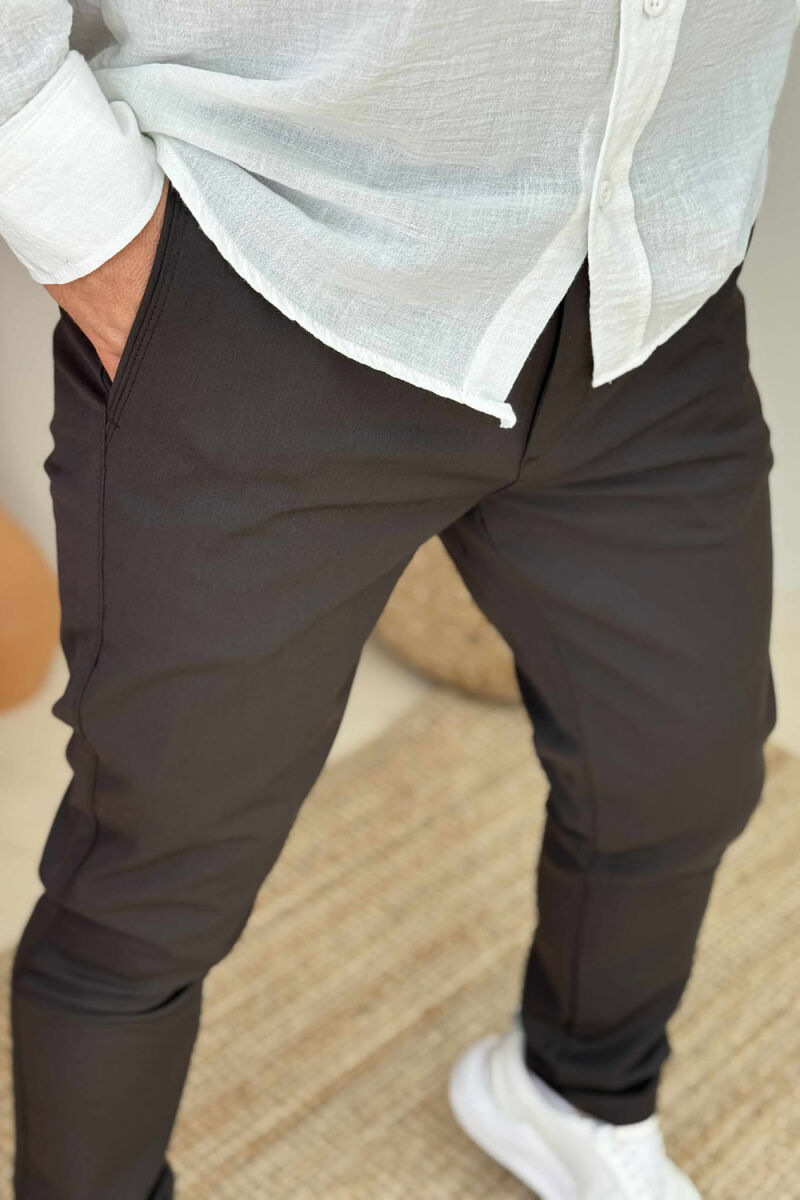 PANTALLONA NJË NGJYRËSHE TË THJESHTA PËR MESHKUJ NË NGJYRËN KAFE E ERRËT - 3