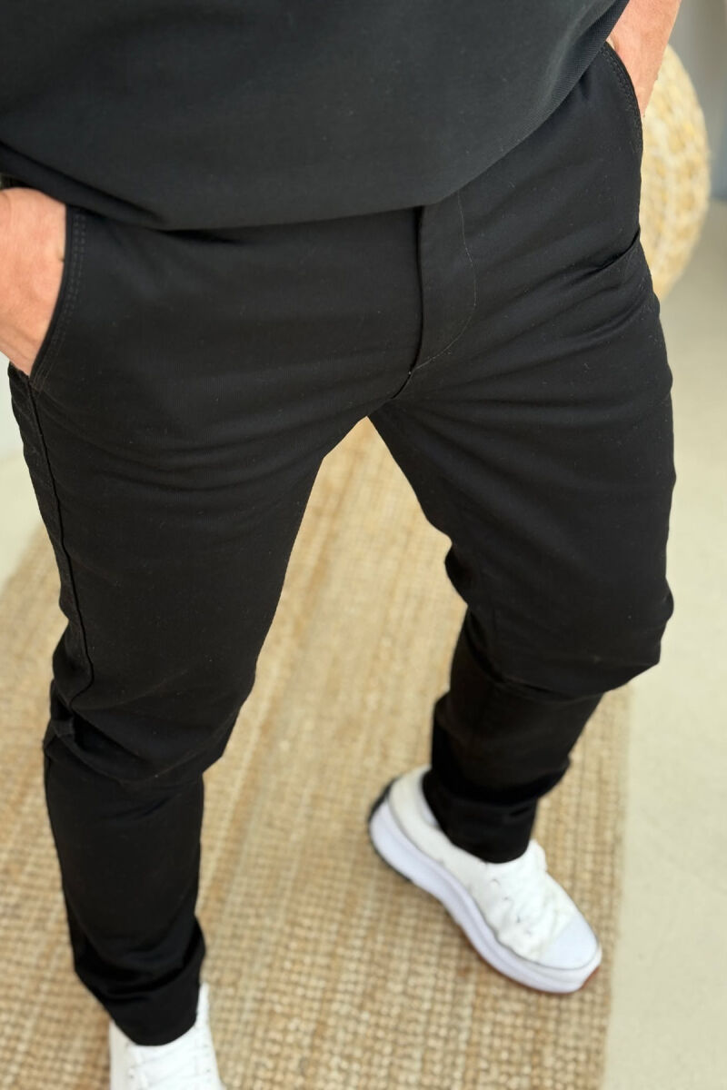 PANTALLONA NJË NGJYRËSHE TË THJESHTA PËR MESHKUJ NË NGJYRËN E ZEZË - 3