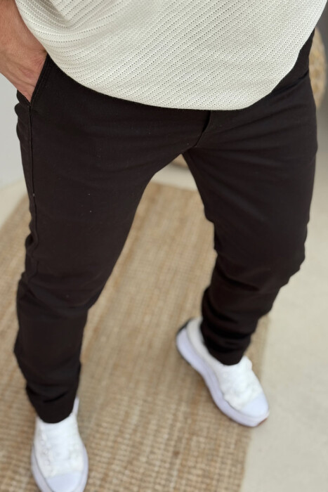 PANTALLONA NJË NGJYRËSHE TË THJESHTA PËR MESHKUJ NË NGJYRËN KAFE E ERRËT - 2