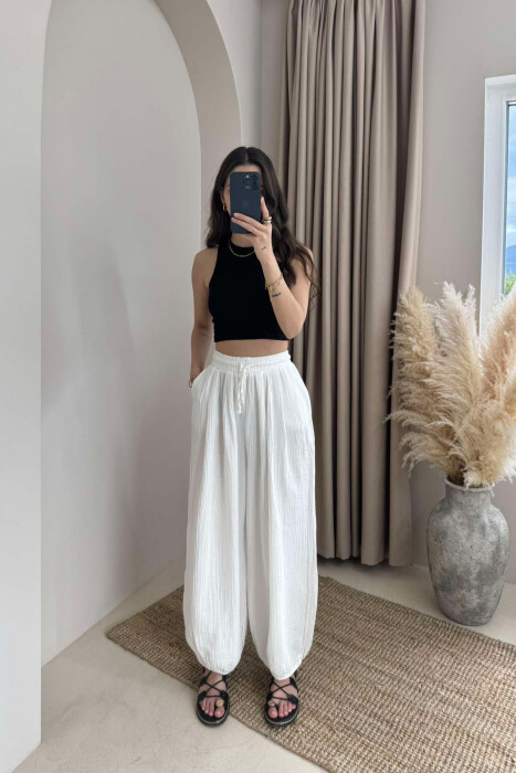 PANTALLONA NJË NGJYRËSHE TË THJESHTA PËR FEMRA NË NGJYRËN E BARDHË - 2