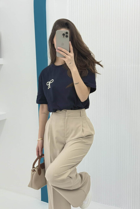 PEARL RIBBON DETAIL SIMPLE WOMEN T-SHIRT DARK BLUE/BEE 