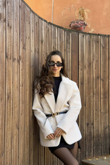 PELLUSH NJË NGJYRËSH ME RRIP PËR FEMRA NË NGJYRË KREM - 3