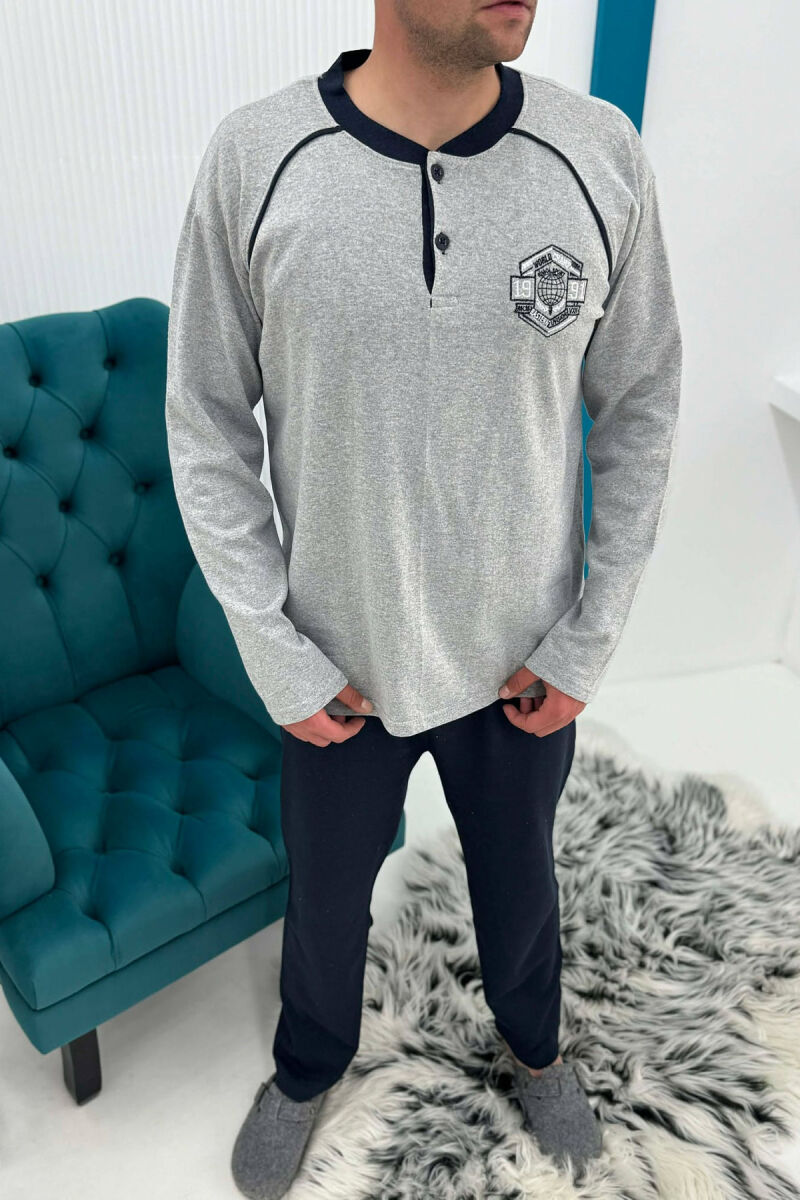 PIZHAME BLUZE ME LOGO TË THJESHTE+TUTA PER MESHKUJ NE NGJYRE GRI TE ZBARDHUR - 2