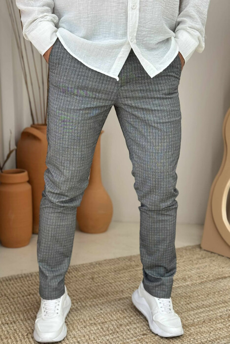 PANTALLONA KLASIKE ME KUADRATA PËR MESHKUJ NË NGJYRËN GRI E ZBARDHUR 